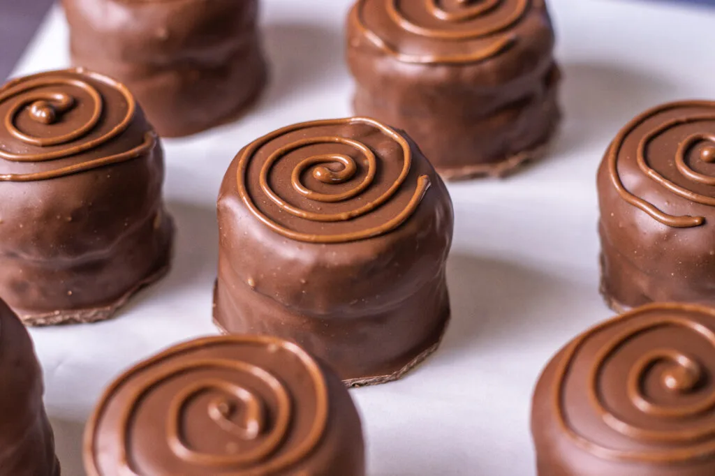 Seleção de doces artesanais cobertos com chocolate
