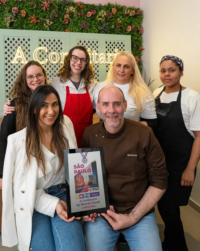 Chef Ricardo Daudt apresentando uma sobremesa